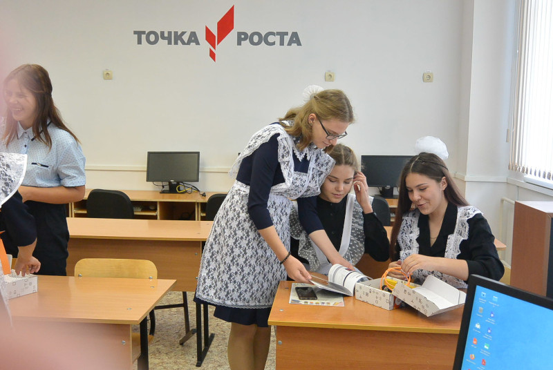На базе МБОУ «Наргинская СОШ» продолжает функционировать цент «Точка роста», а значит ведутся занятия, ставятся эксперименты, готовятся конкурсные работы..